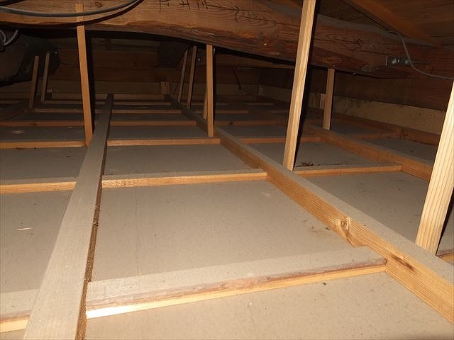 天井裏に入って雨漏りヶ所の確認